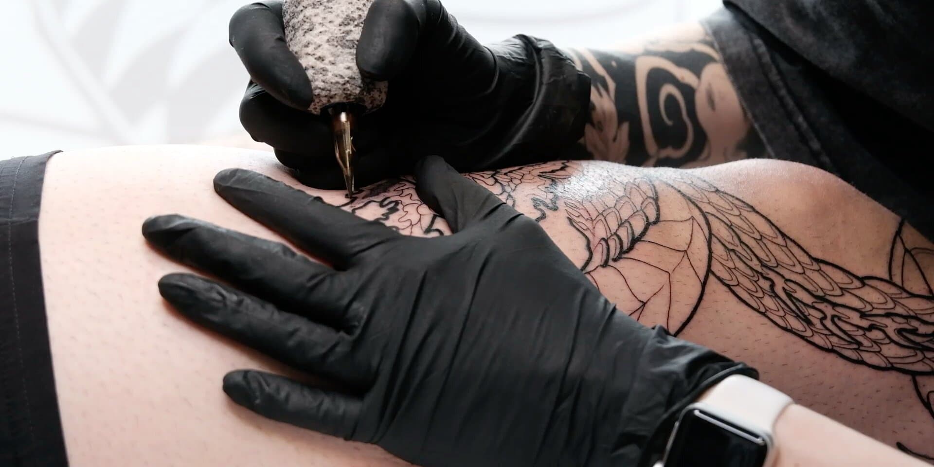 Kisha beim Tätowieren in München — Tattoo Artist bei der Arbeit