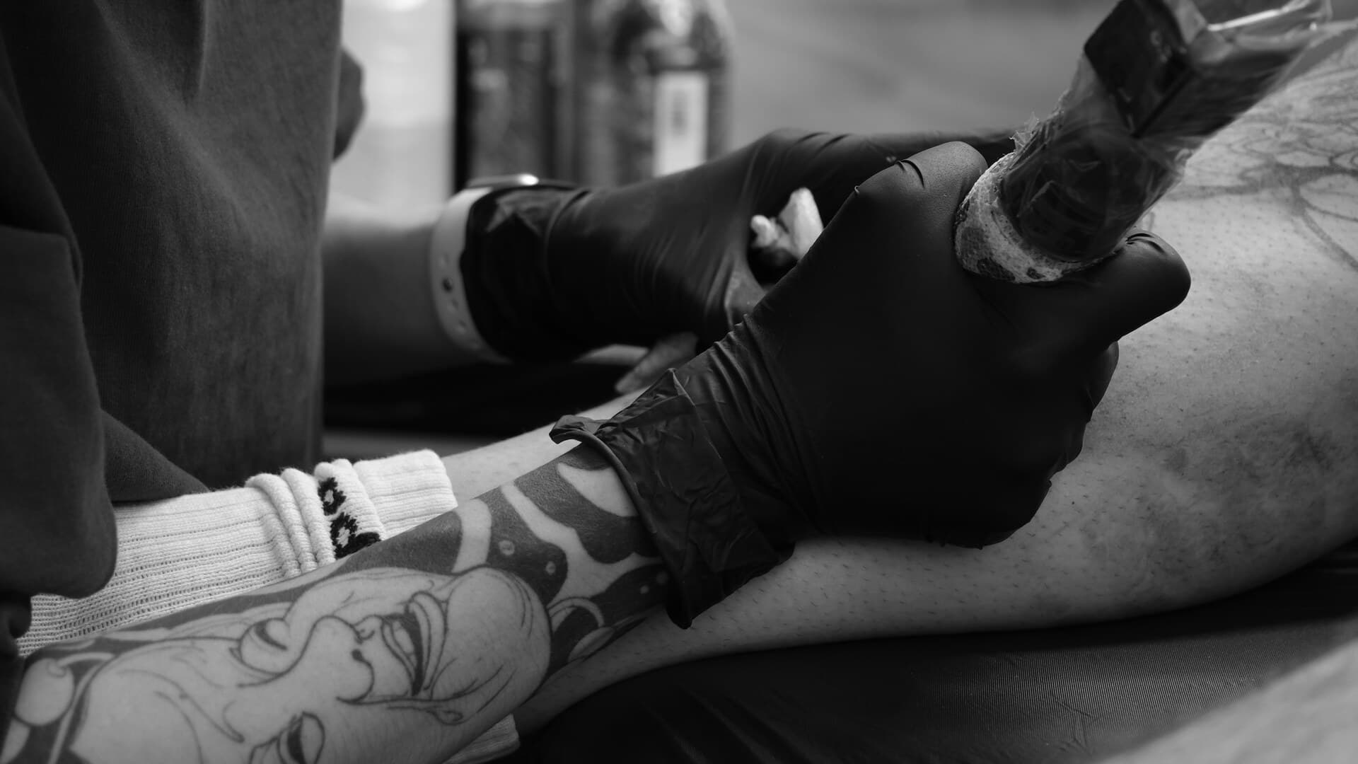 Tattoo im Job: Muss man wirklich Angst vor dem Chef haben?