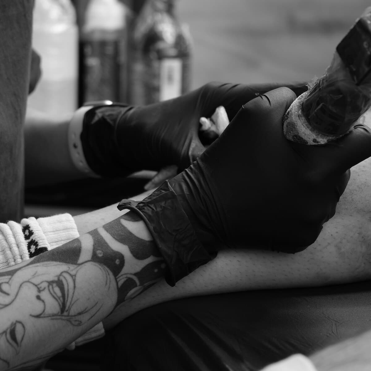 Tattoo im Job: Muss man wirklich Angst vor dem Chef haben?