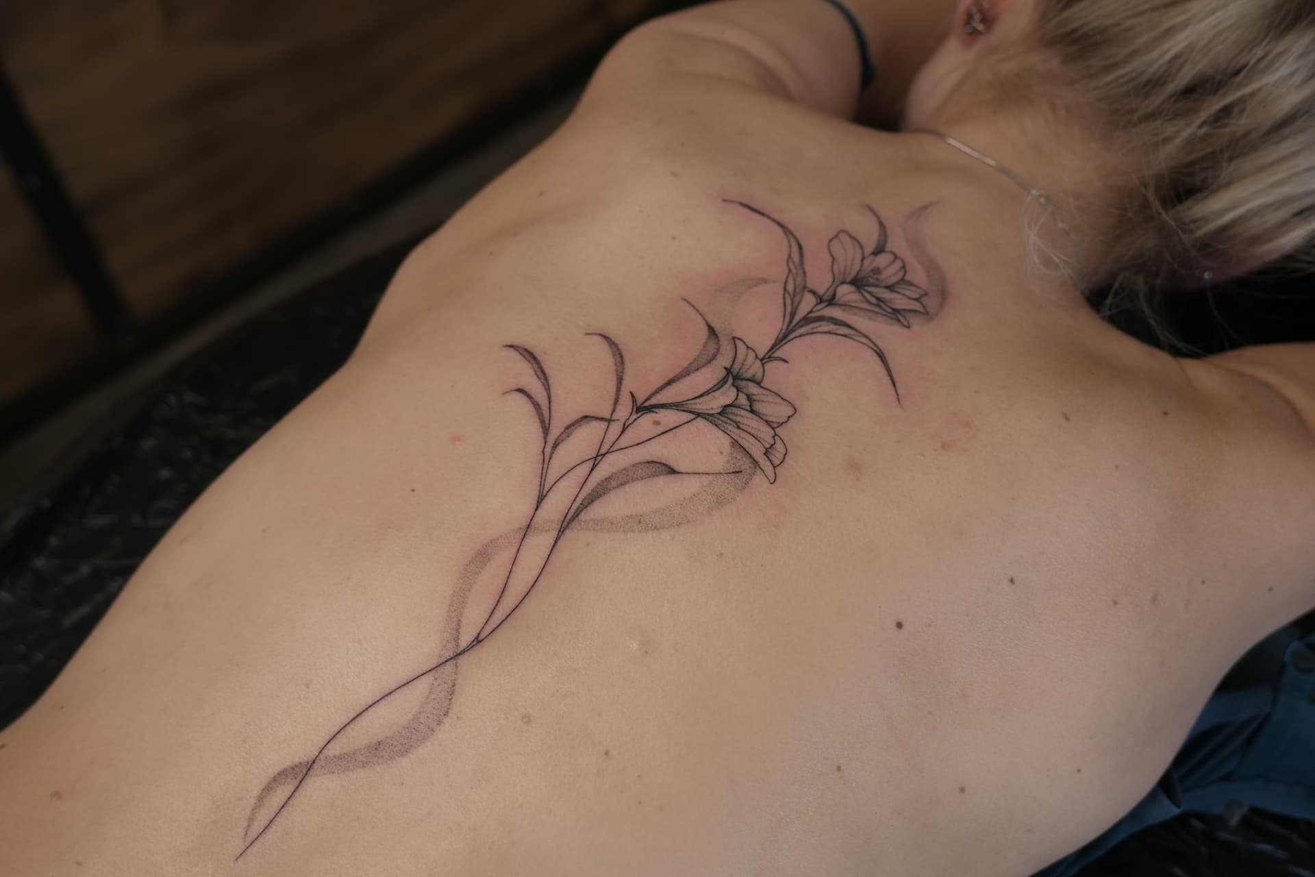 Grafik Blumen Rücken Tattoo München — Kisha