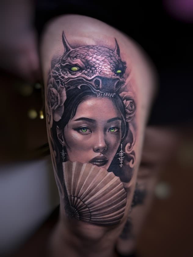 Drachen Portrait Tattoo München — Iren Black & Grey Realismus