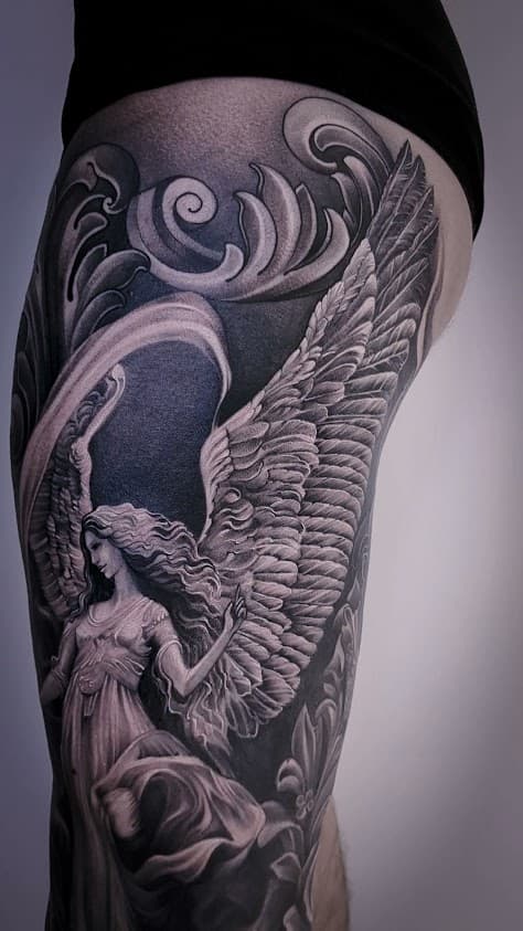 Engel Statue Tattoo Oberschenkel München — Iren Black & Grey Realismus