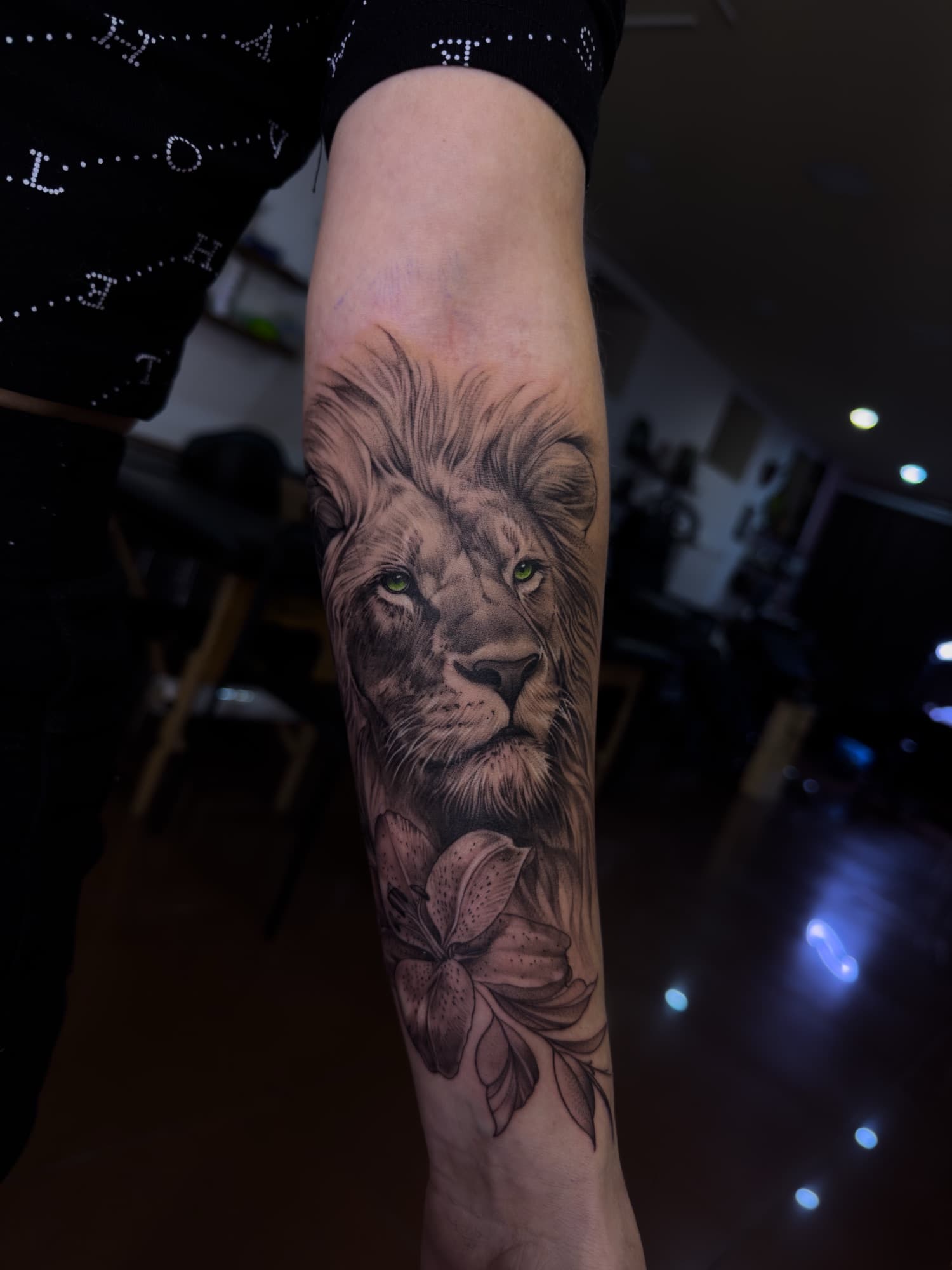 Löwe Tattoo Unterarm München — Iren Black & Grey Realismus