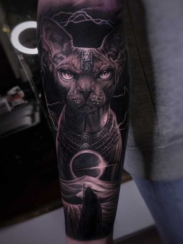 Sphinx Katze Tattoo München — Iren Tier-Tattoo Realismus