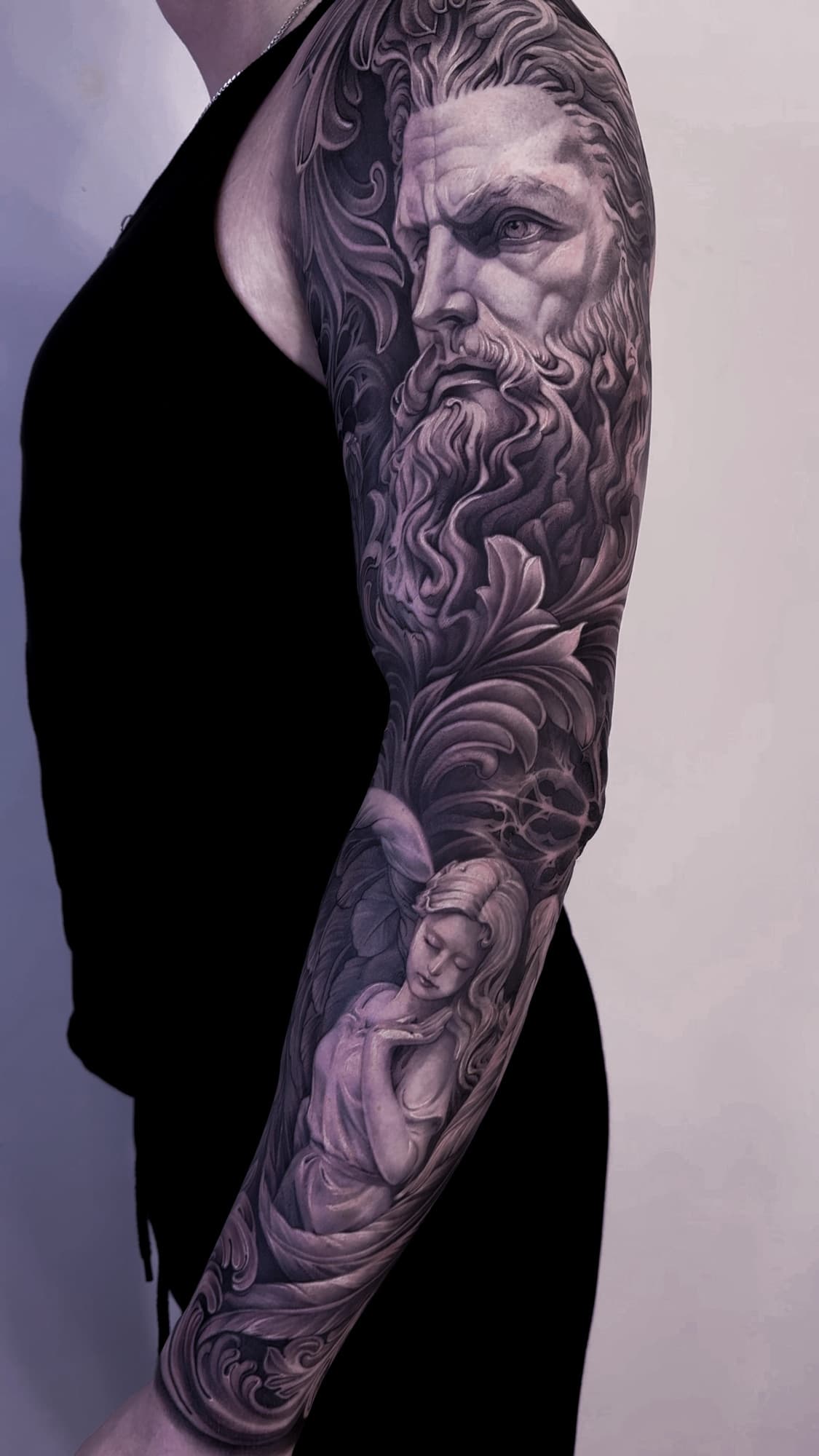 Zeus Engel Sleeve Tattoo München — Iren Black & Grey Realismus