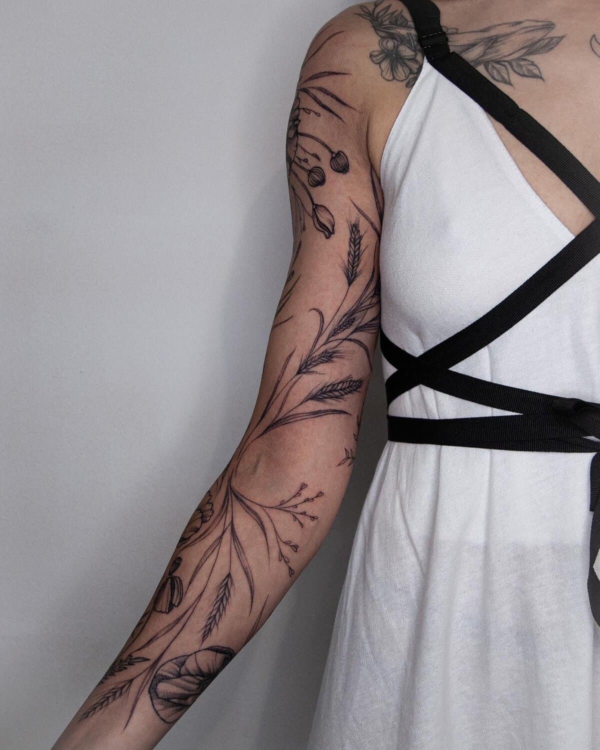 Grafik Hand mit Blumen Tattoo München — KishaTattoo