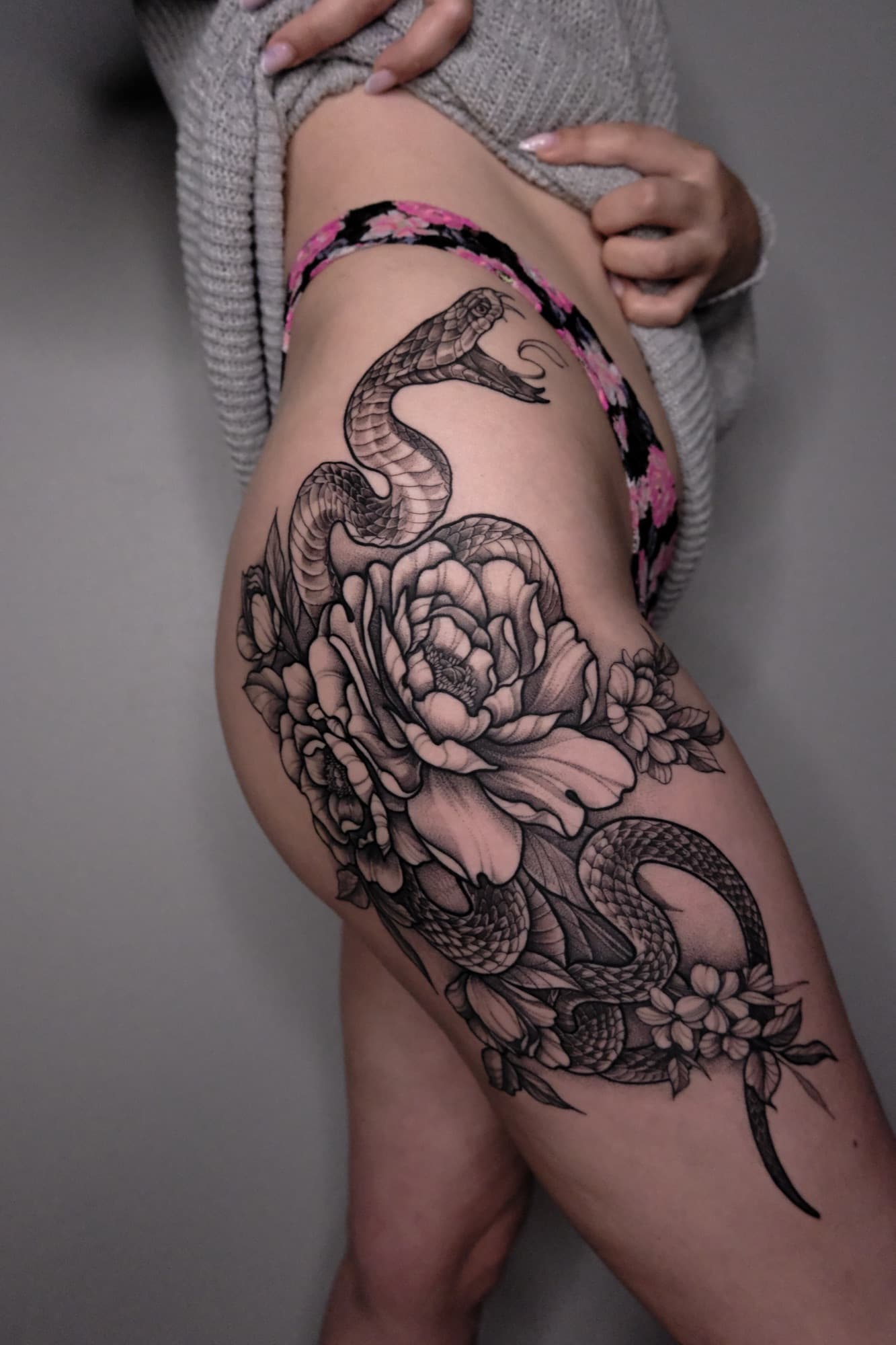 Grafik Schlange Pfingstrose Tattoo München — KishaTattoo